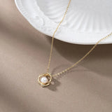Luxury-lite geometric flower natural pearl necklace for women, versatile and suitable for all occasions. 925 silver pendant as a simple accessory, collar chain.