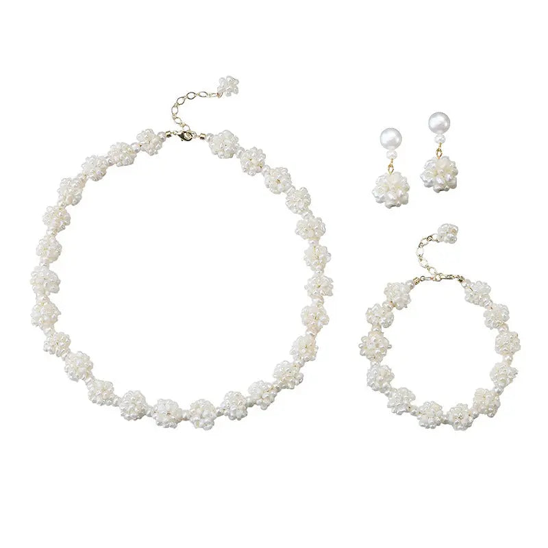 Baroque flower-shaped pearl necklace set.Bold Nature. Unapologetic Style. TWINKLE QUEEN